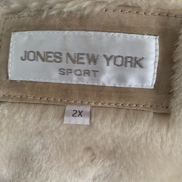 Jones New York Tan and Cream / Ivory Suede Jacket lined with faux fur. - Picture 4 of 15